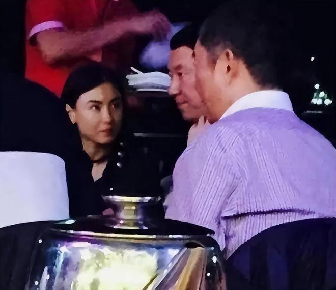 张柏芝患病停工后首露面！脸塌、泪痕纹明显