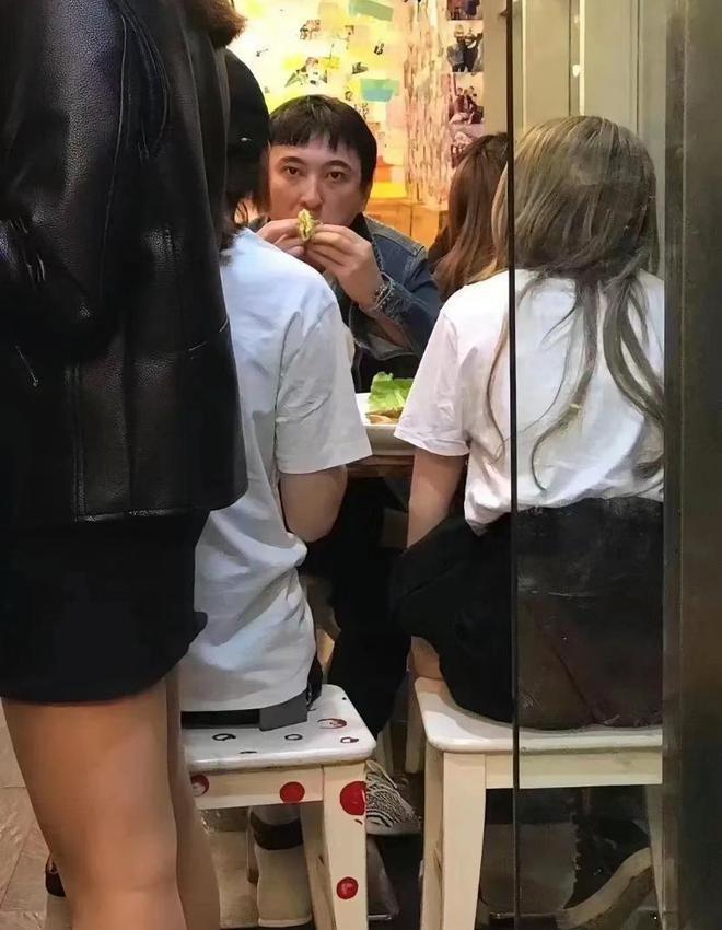 35岁王思聪游云南被偶遇，深夜与美女吃路边小店