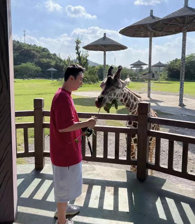 35岁王思聪游云南被偶遇，深夜与美女吃路边小店