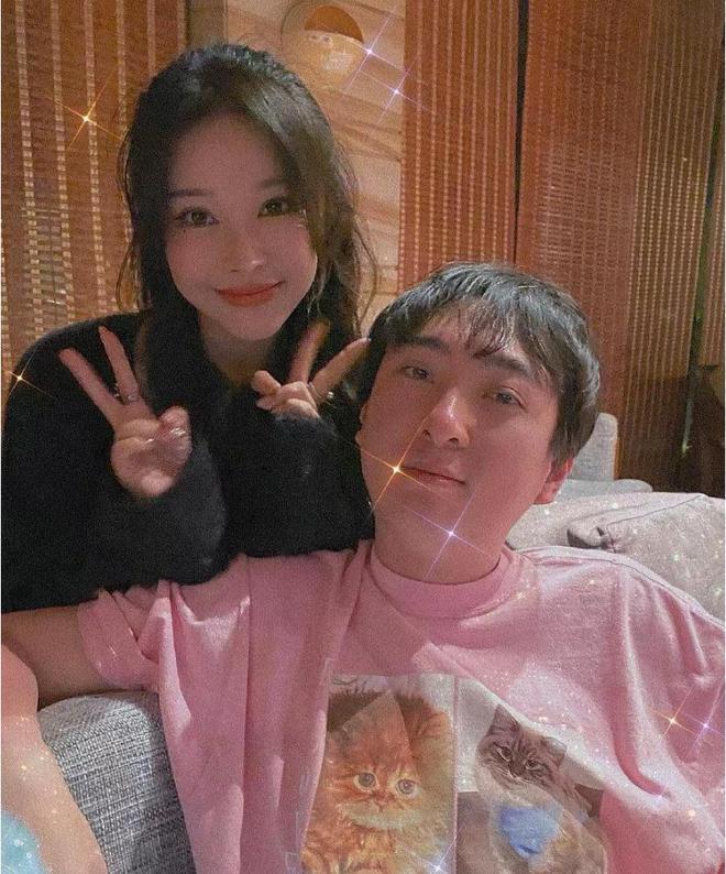 35岁王思聪游云南被偶遇，深夜与美女吃路边小店