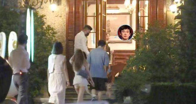 35岁王思聪游云南被偶遇，深夜与美女吃路边小店