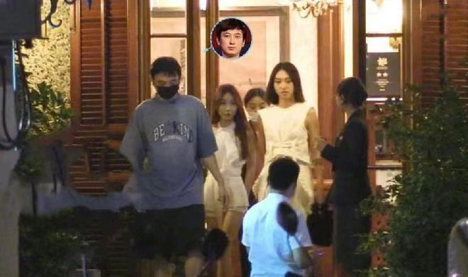 35岁王思聪游云南被偶遇，深夜与美女吃路边小店