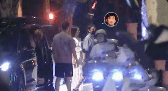 35岁王思聪游云南被偶遇，深夜与美女吃路边小店