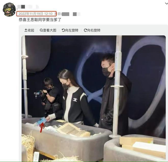 35岁王思聪游云南被偶遇，深夜与美女吃路边小店