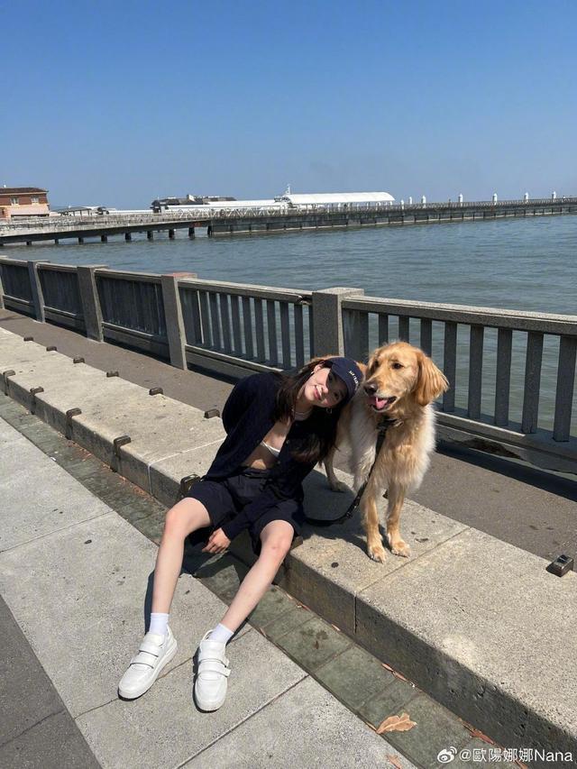 欧阳娜娜Bra外穿性感大方 东海岸遛狗休闲又时尚