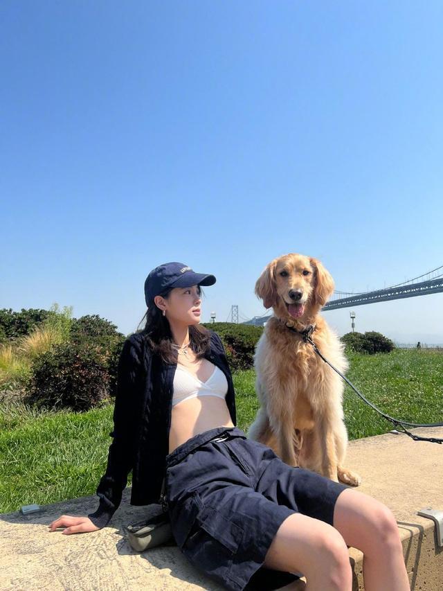 欧阳娜娜Bra外穿性感大方 东海岸遛狗休闲又时尚