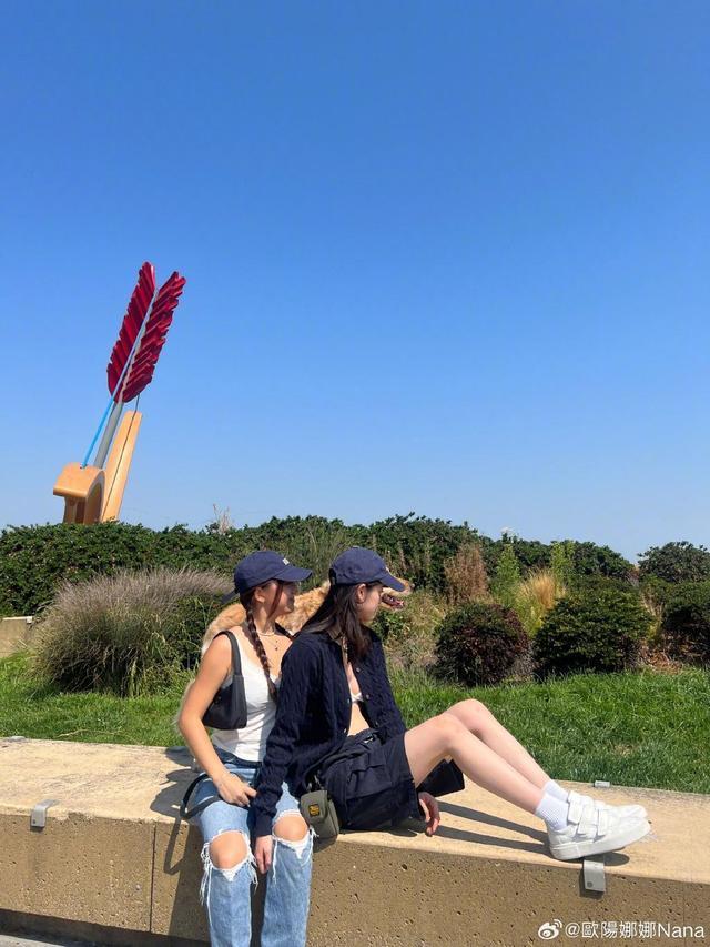 欧阳娜娜Bra外穿性感大方 东海岸遛狗休闲又时尚