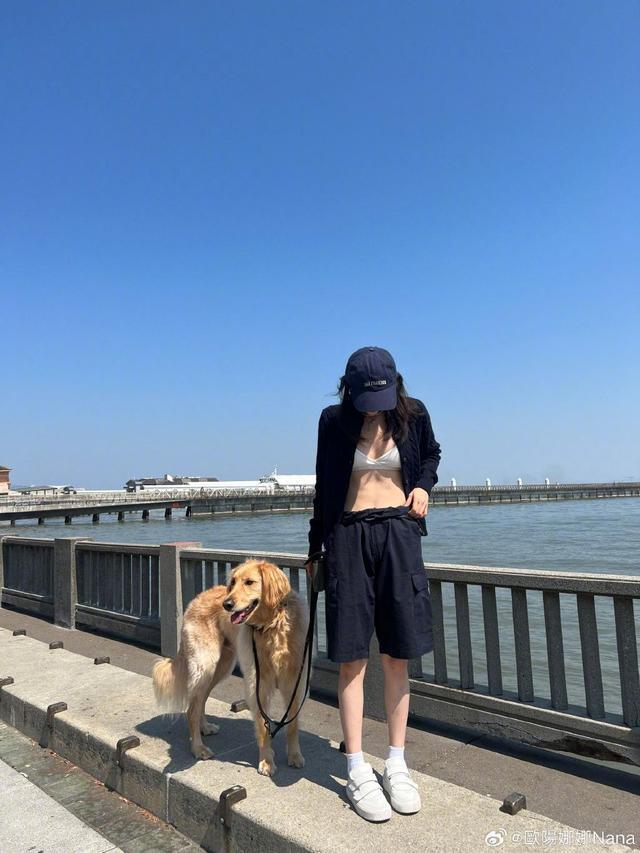 欧阳娜娜Bra外穿性感大方 东海岸遛狗休闲又时尚