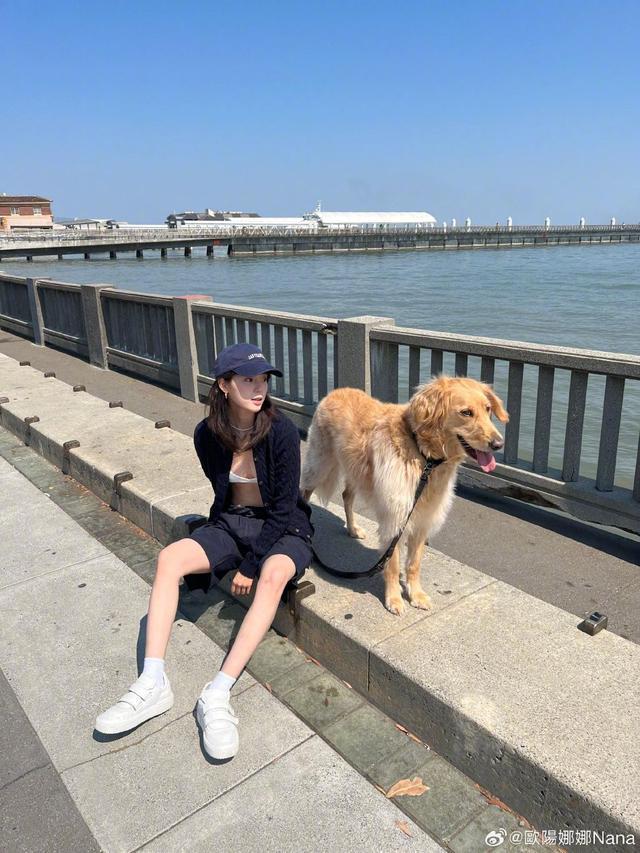 欧阳娜娜Bra外穿性感大方 东海岸遛狗休闲又时尚
