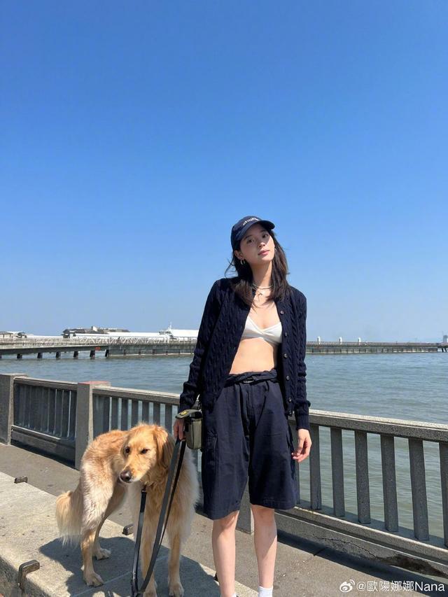 欧阳娜娜Bra外穿性感大方 东海岸遛狗休闲又时尚