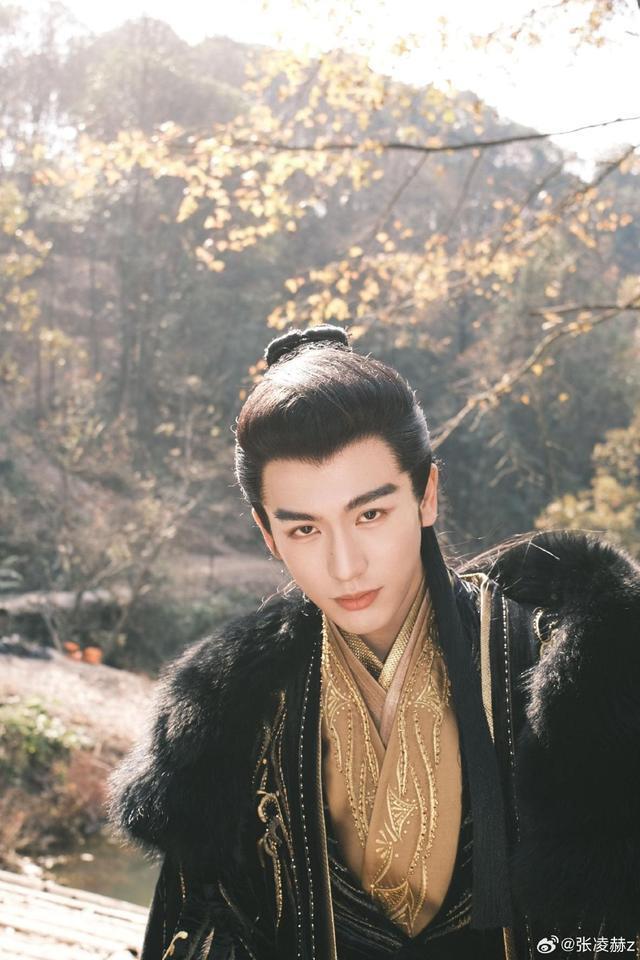 她拍的2.0！张凌赫晒虞书欣镜头下的自己 露齿笑阳光可爱