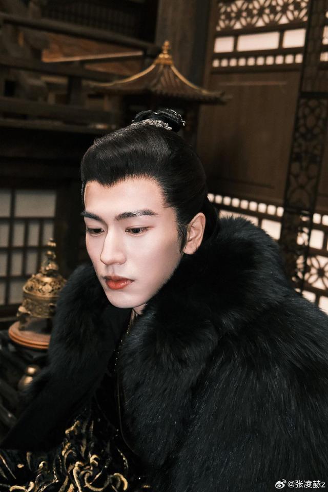 她拍的2.0！张凌赫晒虞书欣镜头下的自己 露齿笑阳光可爱
