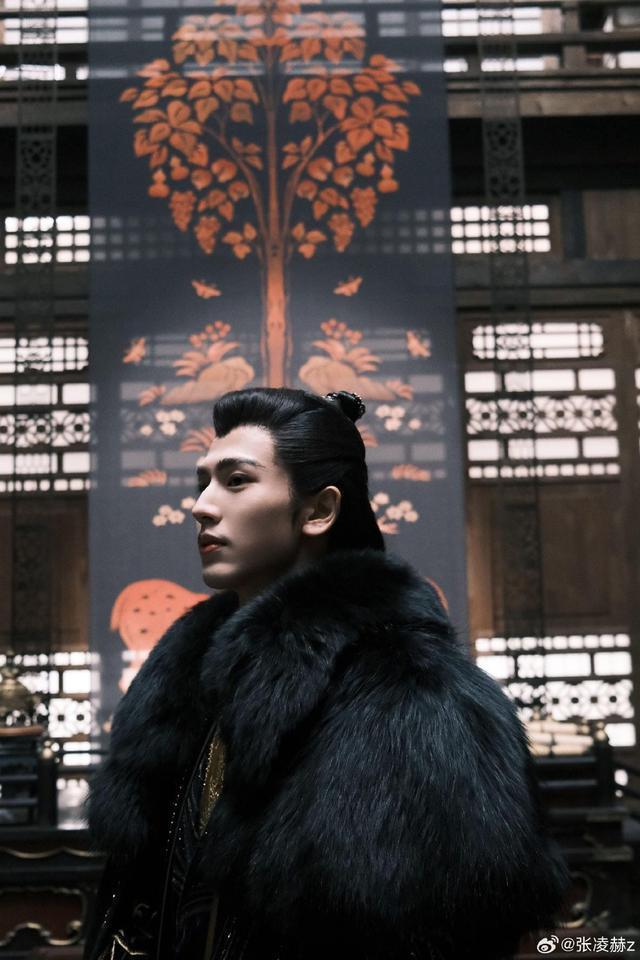 她拍的2.0！张凌赫晒虞书欣镜头下的自己 露齿笑阳光可爱
