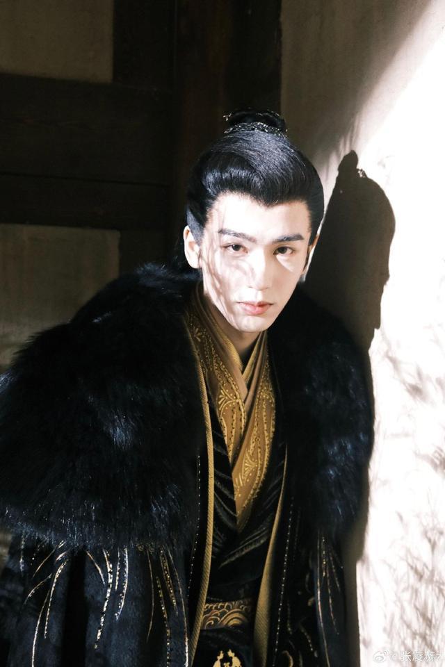 她拍的2.0！张凌赫晒虞书欣镜头下的自己 露齿笑阳光可爱
