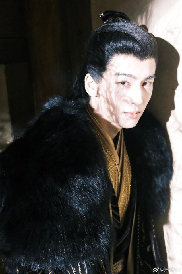 她拍的2.0！张凌赫晒虞书欣镜头下的自己 露齿笑阳光可爱