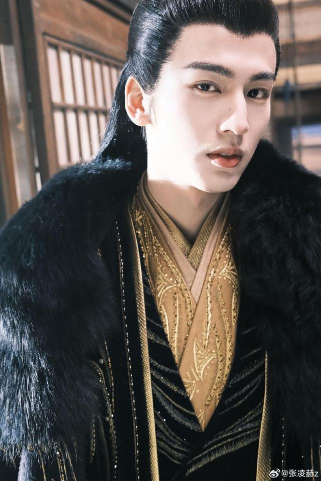 她拍的2.0！张凌赫晒虞书欣镜头下的自己 露齿笑阳光可爱