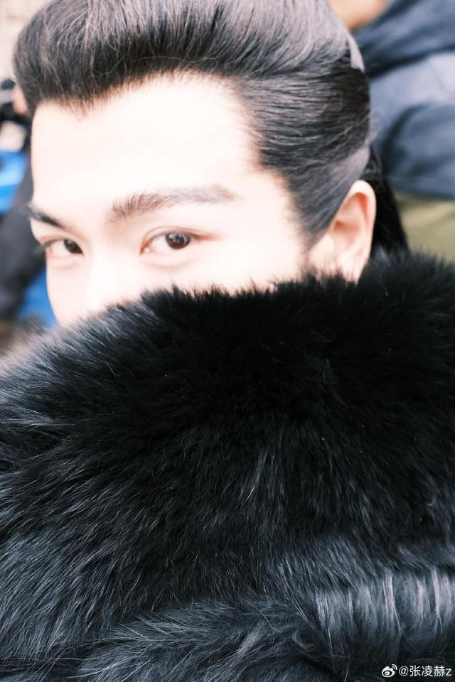 她拍的2.0！张凌赫晒虞书欣镜头下的自己 露齿笑阳光可爱