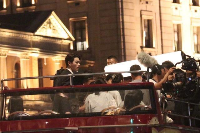 杨紫许凯《承欢记》上海外滩路透 巴士上亲吻高甜暴击