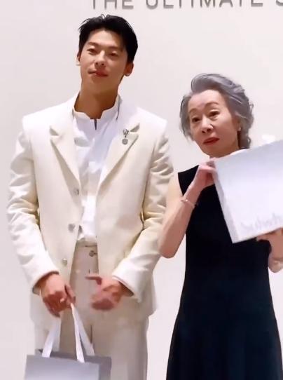 许光汉和尹汝贞同出席活动 同框合照笑容灿烂气场搭