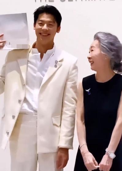 许光汉和尹汝贞同出席活动 同框合照笑容灿烂气场搭