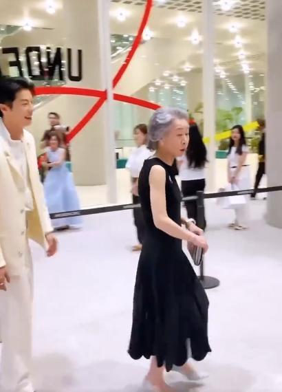 许光汉和尹汝贞同出席活动 同框合照笑容灿烂气场搭