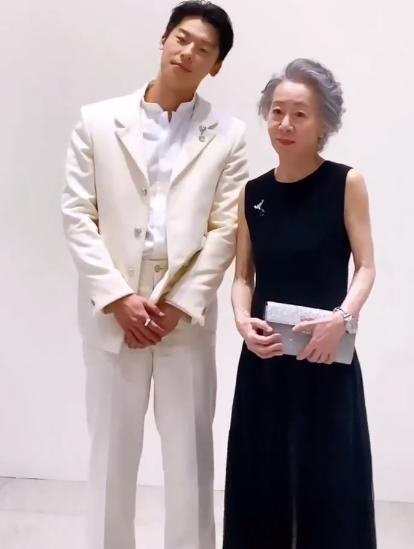 许光汉和尹汝贞同出席活动 同框合照笑容灿烂气场搭