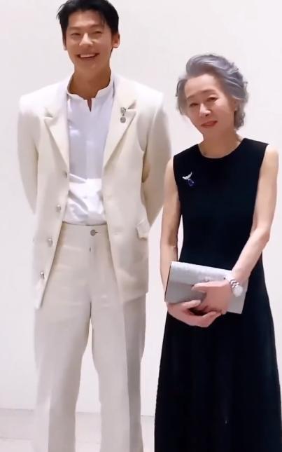 许光汉和尹汝贞同出席活动 同框合照笑容灿烂气场搭