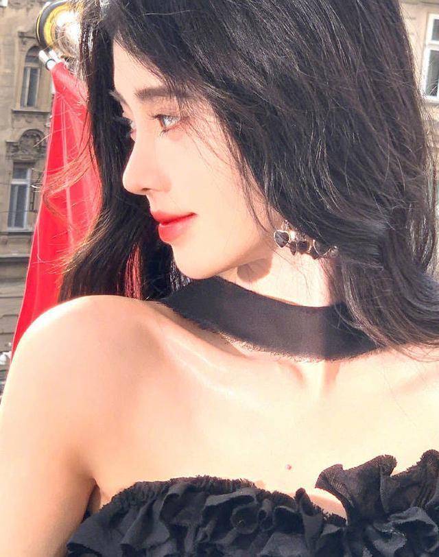 鞠婧祎黑色抹胸礼服精致贵气 阳光落在发梢回眸美出神