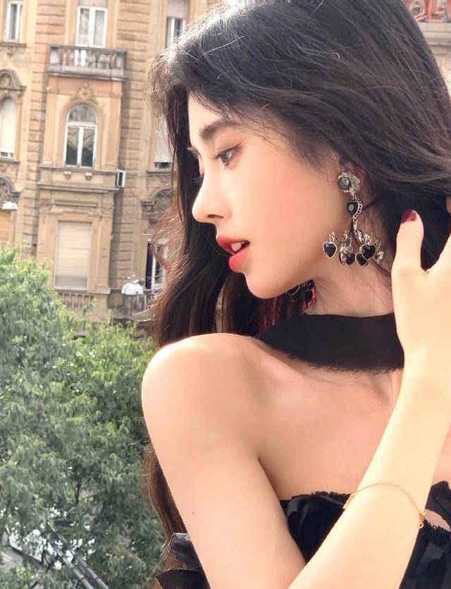 鞠婧祎黑色抹胸礼服精致贵气 阳光落在发梢回眸美出神