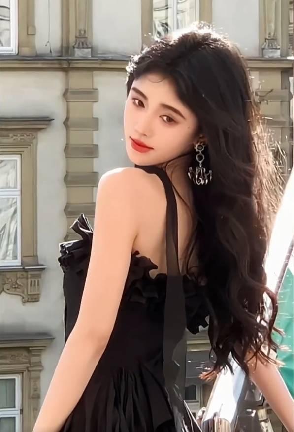 鞠婧祎黑色抹胸礼服精致贵气 阳光落在发梢回眸美出神