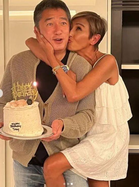 刘嘉玲质问老友：干嘛夹着我老公拍照，对方神回复场面搞笑