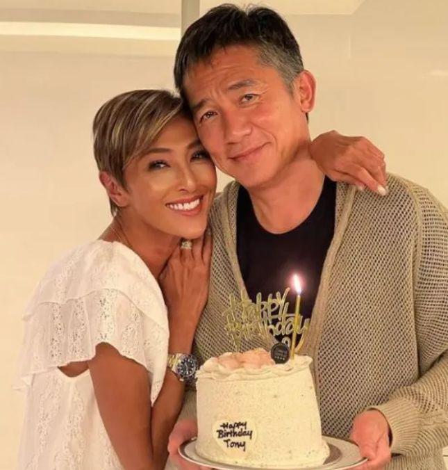 刘嘉玲质问老友：干嘛夹着我老公拍照，对方神回复场面搞笑