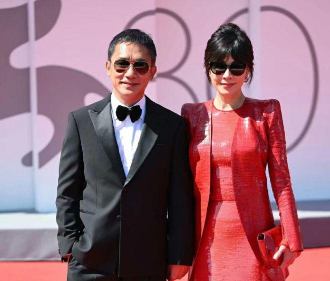 刘嘉玲质问老友：干嘛夹着我老公拍照，对方神回复场面搞笑