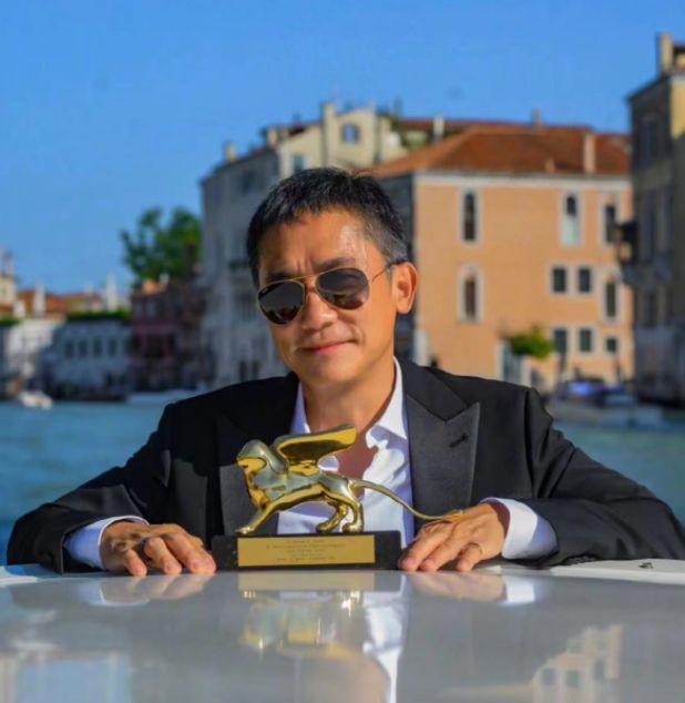 刘嘉玲质问老友：干嘛夹着我老公拍照，对方神回复场面搞笑