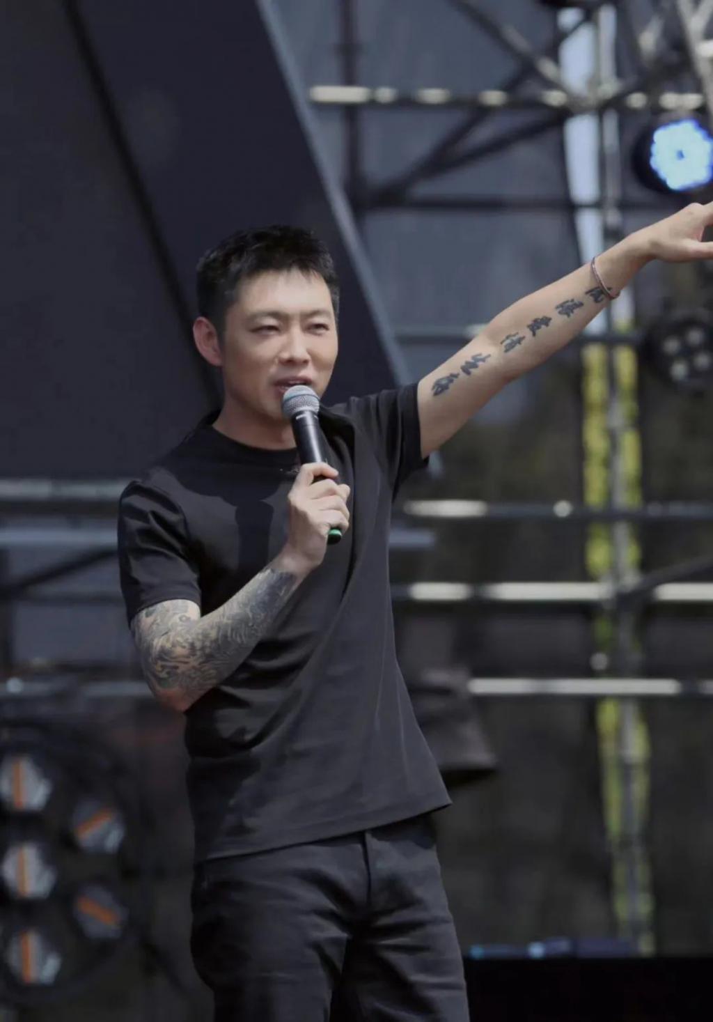 董宝石：凤凰传奇，不好意思