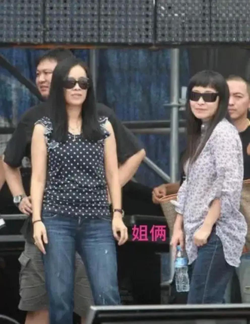 炮轰《好声音》、巨星丈夫死后四年生女，歌后甄妮的离奇人生