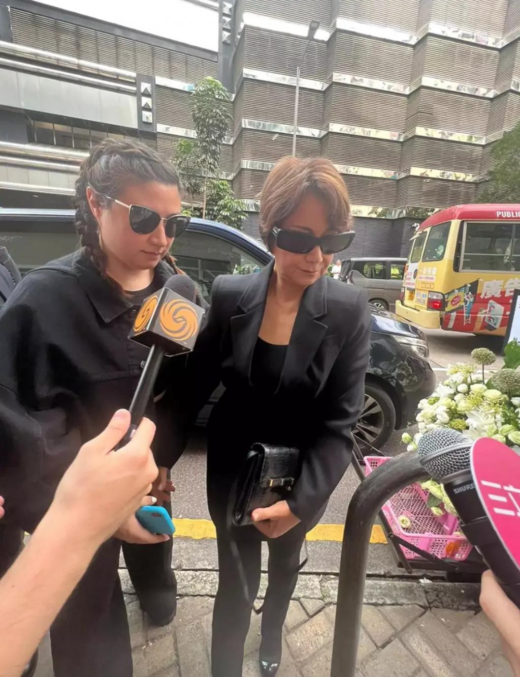 炮轰《好声音》、巨星丈夫死后四年生女，歌后甄妮的离奇人生