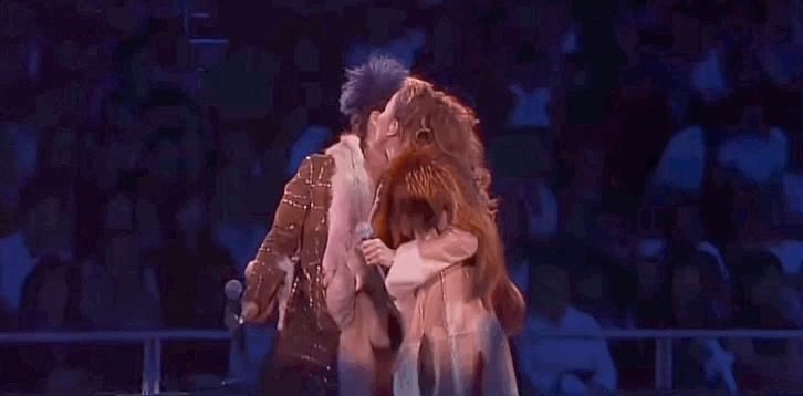 炮轰《好声音》、巨星丈夫死后四年生女，歌后甄妮的离奇人生