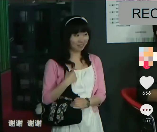 炮轰《好声音》、巨星丈夫死后四年生女，歌后甄妮的离奇人生