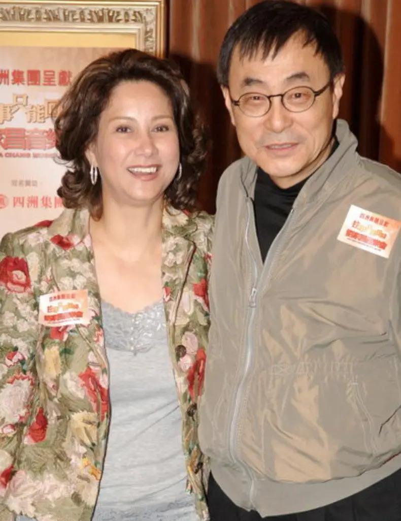 炮轰《好声音》、巨星丈夫死后四年生女，歌后甄妮的离奇人生