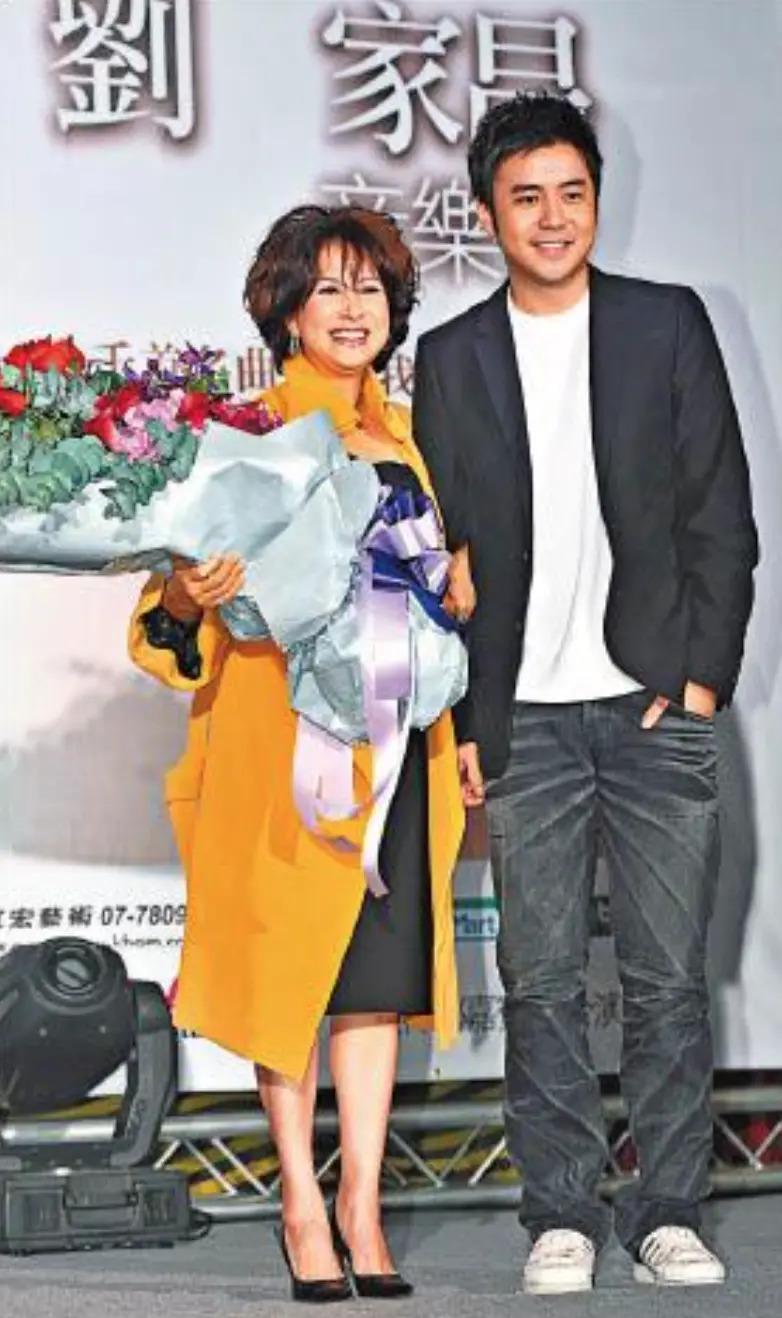 炮轰《好声音》、巨星丈夫死后四年生女，歌后甄妮的离奇人生