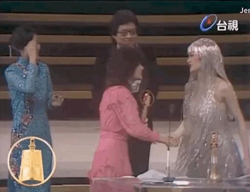 炮轰《好声音》、巨星丈夫死后四年生女，歌后甄妮的离奇人生