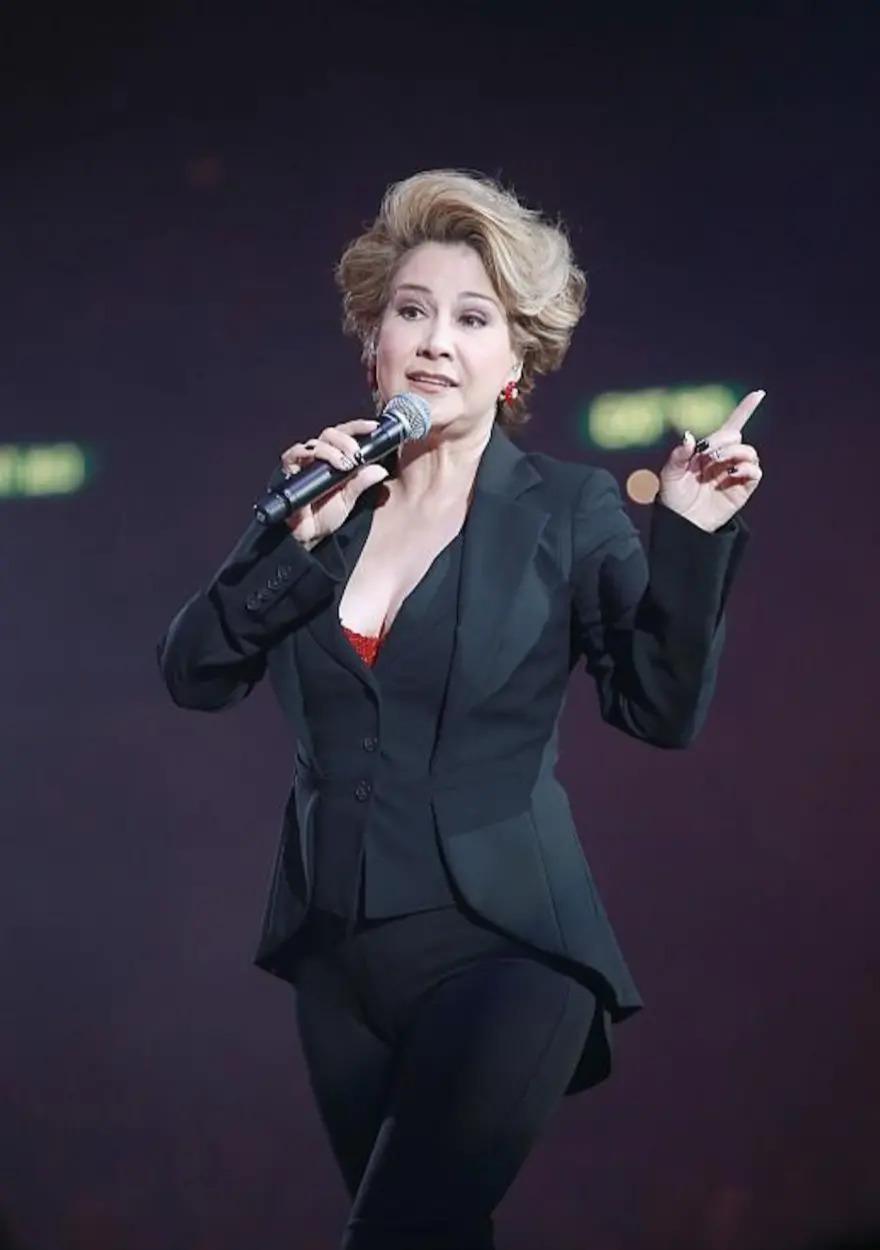 炮轰《好声音》、巨星丈夫死后四年生女，歌后甄妮的离奇人生