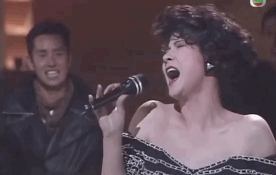 炮轰《好声音》、巨星丈夫死后四年生女，歌后甄妮的离奇人生