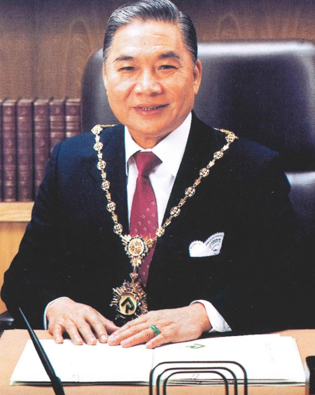 炮轰《好声音》、巨星丈夫死后四年生女，歌后甄妮的离奇人生