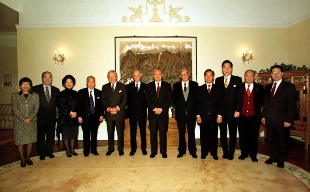 炮轰《好声音》、巨星丈夫死后四年生女，歌后甄妮的离奇人生