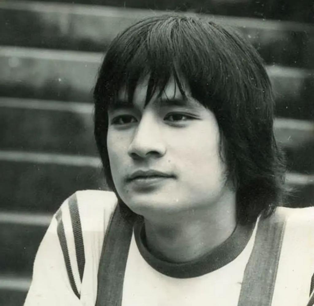 炮轰《好声音》、巨星丈夫死后四年生女，歌后甄妮的离奇人生