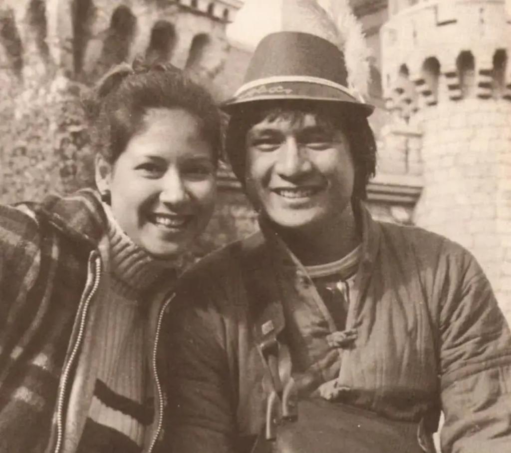 炮轰《好声音》、巨星丈夫死后四年生女，歌后甄妮的离奇人生