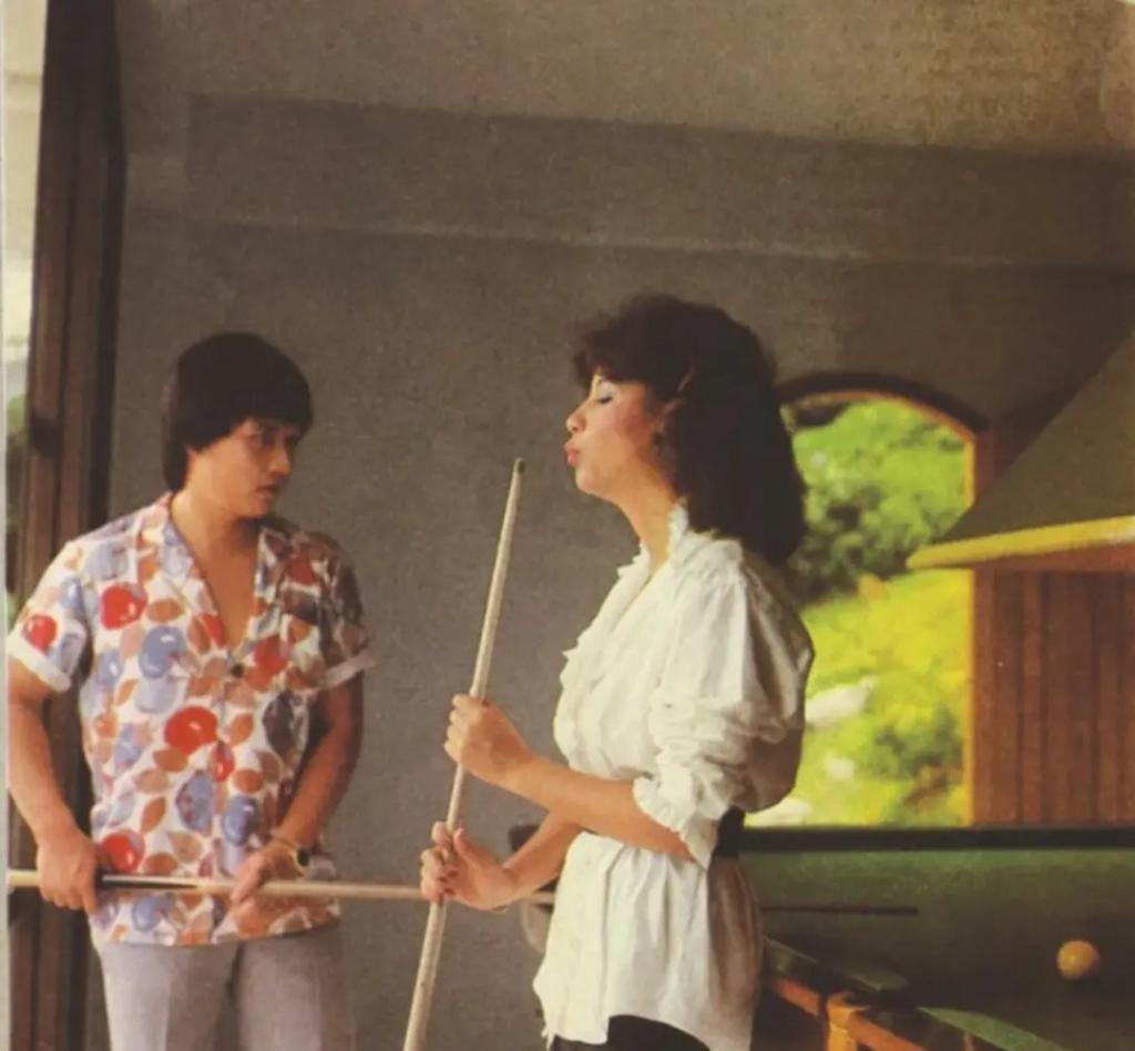 炮轰《好声音》、巨星丈夫死后四年生女，歌后甄妮的离奇人生