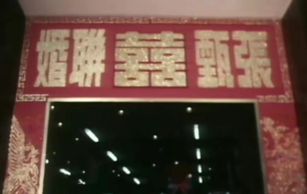 炮轰《好声音》、巨星丈夫死后四年生女，歌后甄妮的离奇人生